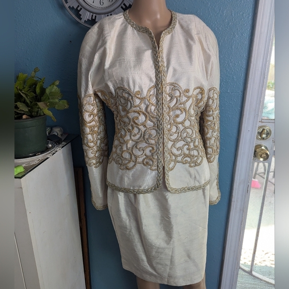 Victor Costa Elegant Cream and Gold Embroidered Jacket skirt - Picture 2 of 10